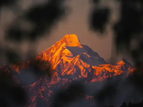Himalayan destinations become risky due to crowds and unpredictable weather