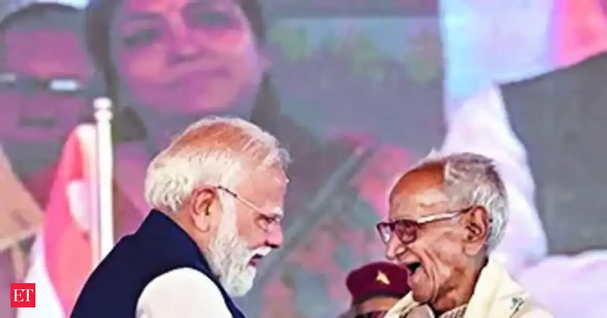 Modi touches feet of 97-year-old Syama Prasad aide at Bengal swearing-in