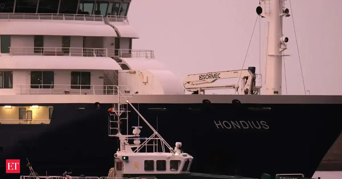 Hantavirus-hit cruise ship arrives in Canary Islands 