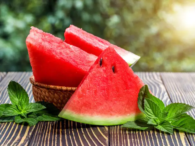 6 weight loss benefits of eating watermelon in summers - Low In ...