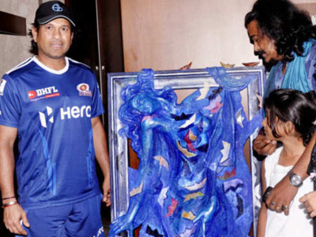 Sachin Tendulkar receives painting from eminent painter Sanatan Dinda