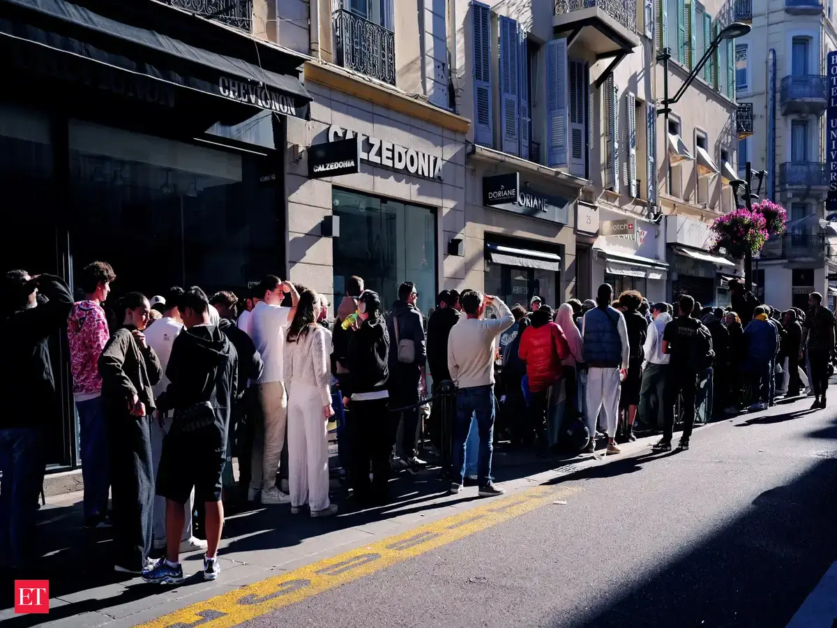 300-person lines in Tokyo, chaos in Dubai: A $400 Swatch is breaking the watch world today? — BIGNEWS — ERYU PROJECT
