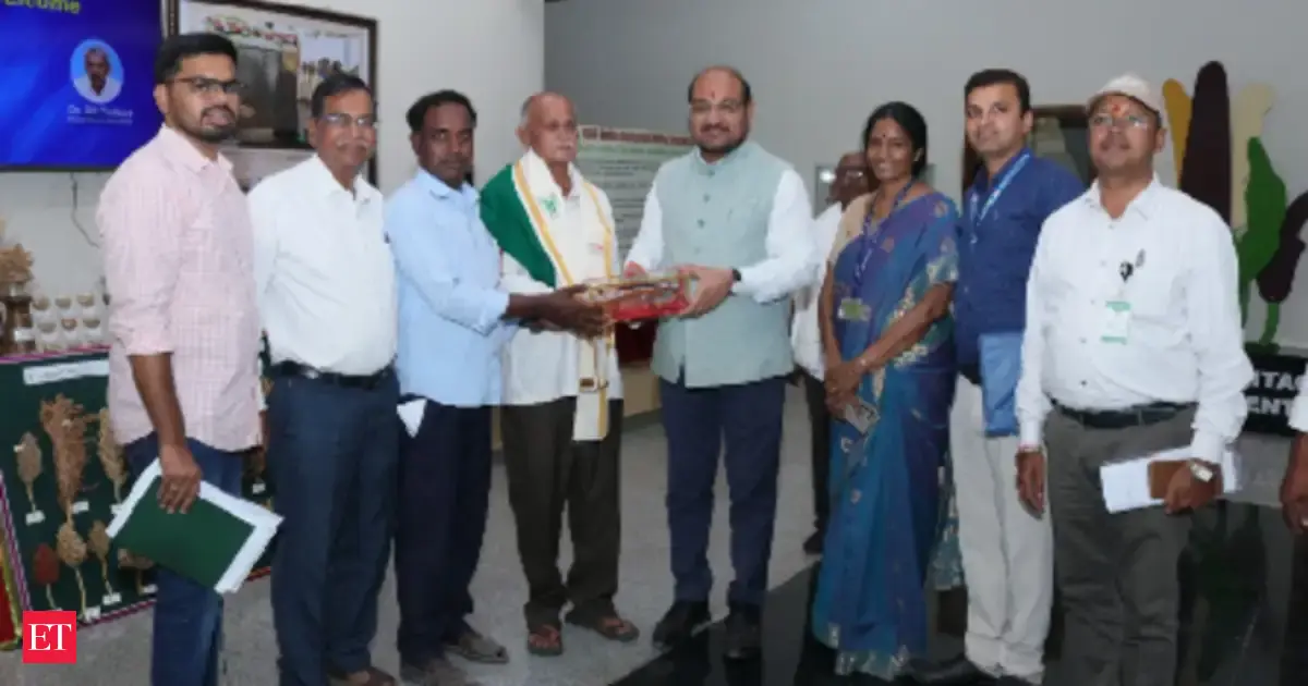 DG ICAR Jat felicitates progressive millet farmer K Chikkana at ICAR-IIMR
