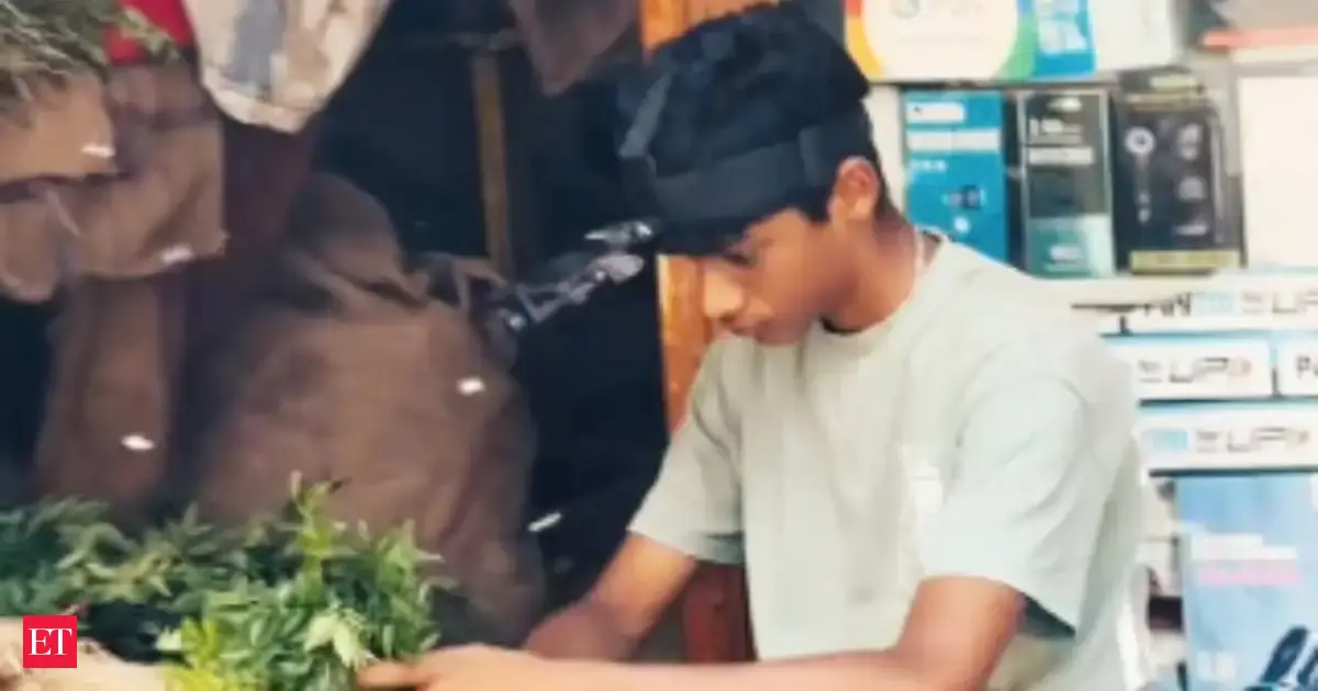 Bengaluru Vendor Wears Head-Mounted AI Data Gear