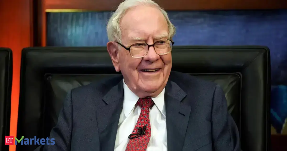 Warren Buffett sits on 0 bn cash as Michael Burry warns of AI bubble. Is a massive market crash coming?