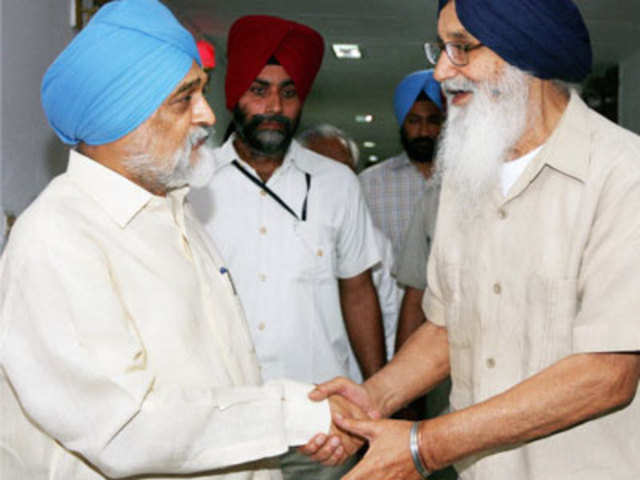 Montek Singh Ahluwalia shakes hands with CM of Punjab