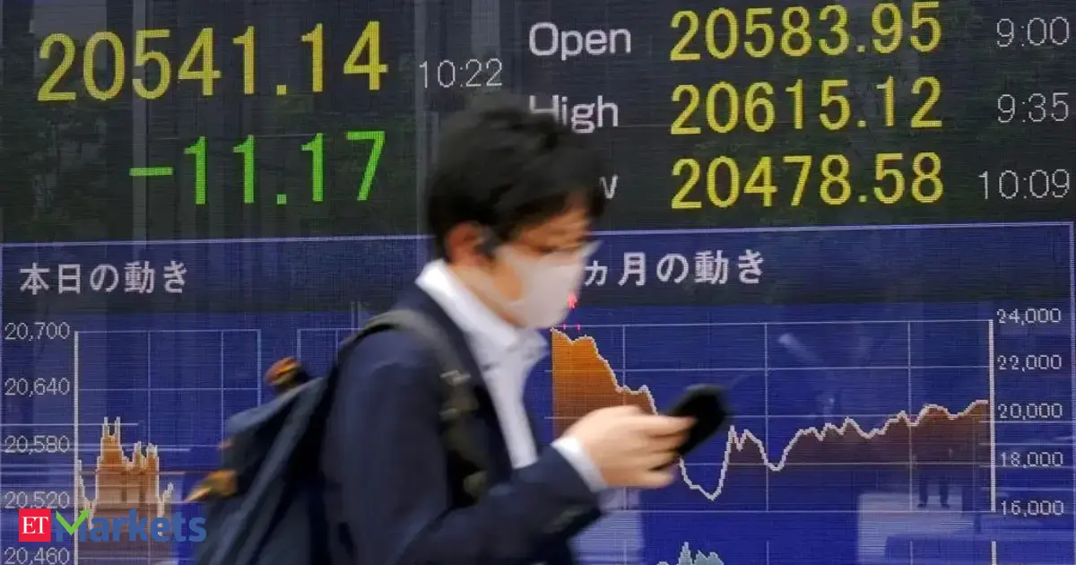 A graph illustrating Japan's inflation rate hovering below the Bank of Japan's 2% target, with energy price increase indicators.