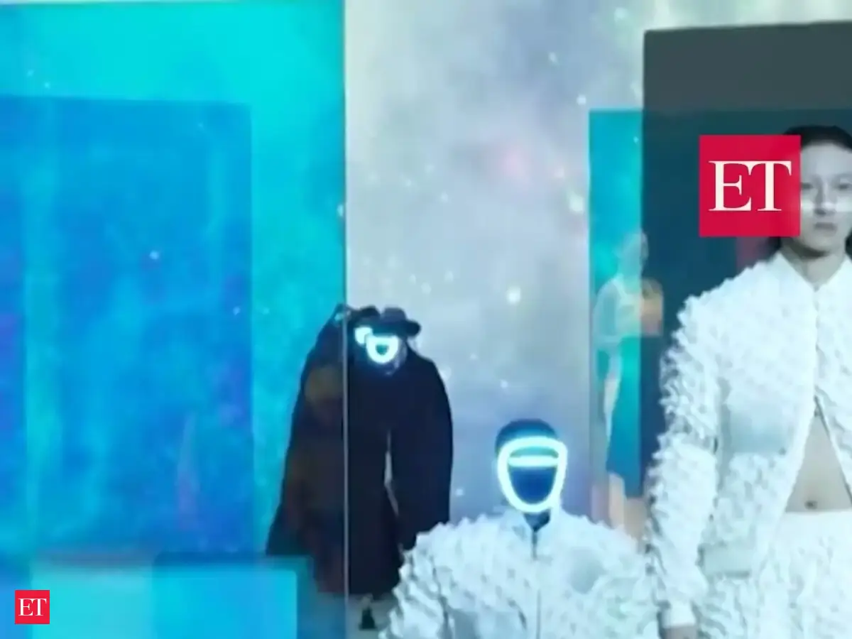 Robots steal the show at Seoul fashion show