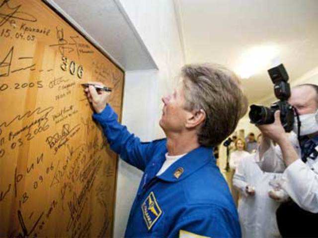 Gennady signs before leaving for final pre-launch preparation