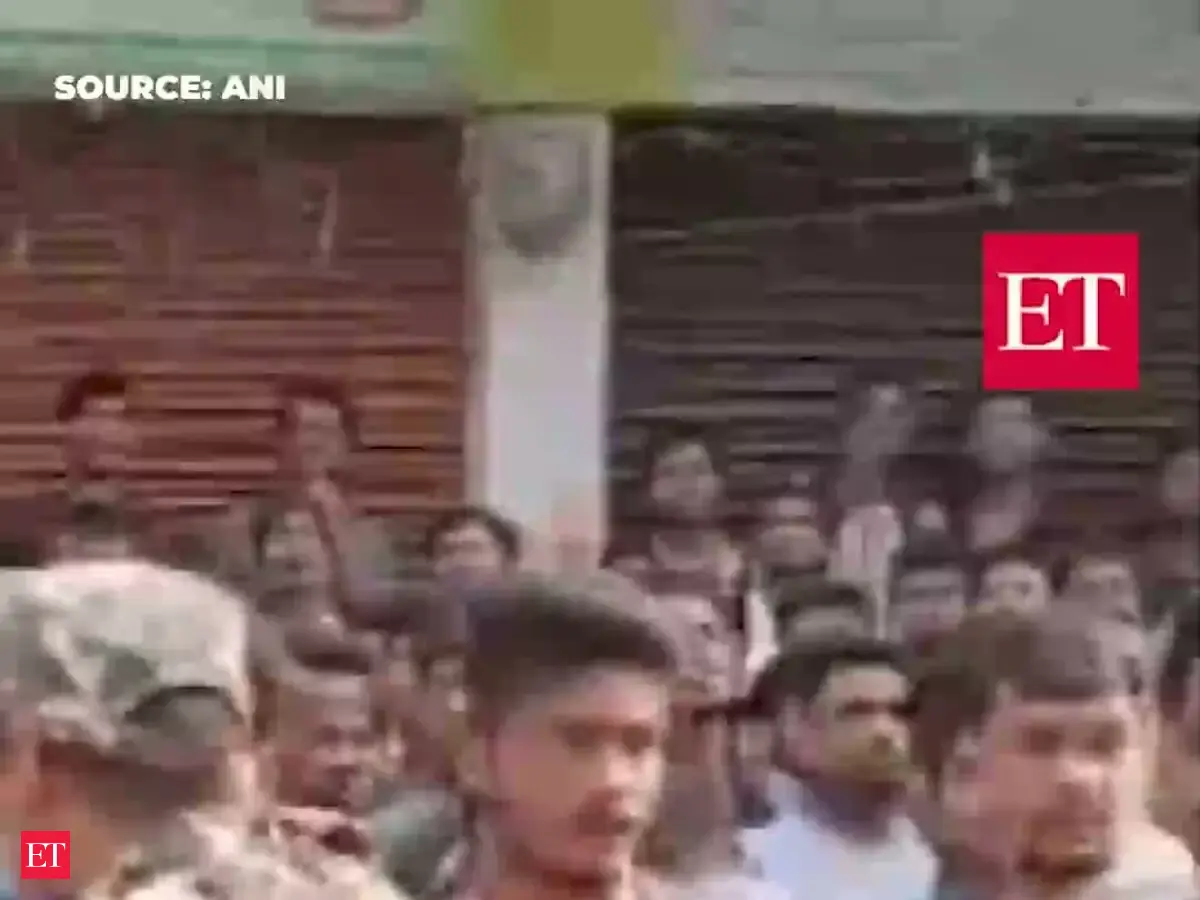 Massive student gathering outside Khan Sir's institute after firing incident