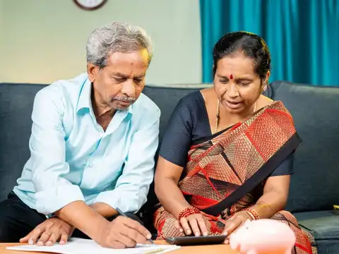 How is tax-free leave encashment calculated at retirement?