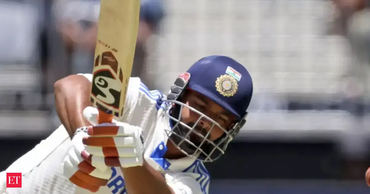 India post 564/8, but Saleem steals the spotlight