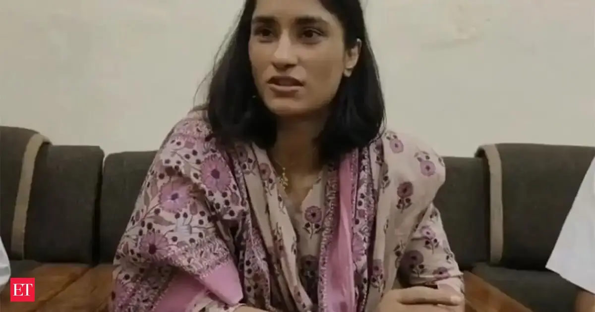 "Even I sometimes struggle to get a gas cylinder": Vinesh Phogat slams LPG price hike, raises inflation concerns