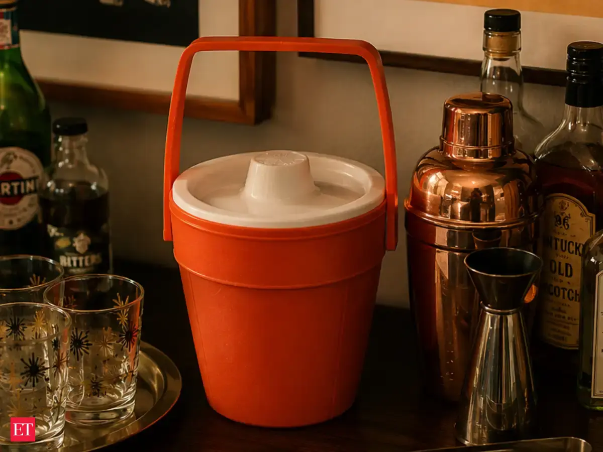 Every '70s home bar had this; now it's the retro bar decor you'd be thrilled to find at the thrift store