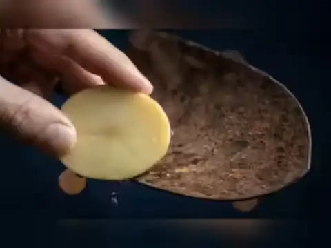 ​Make metal shine with potato peels​