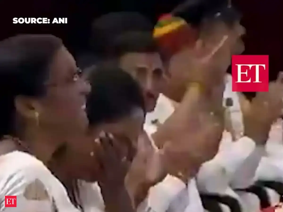 Prez Murmu consoles emotional mother of martyr Sepoy Janjal 