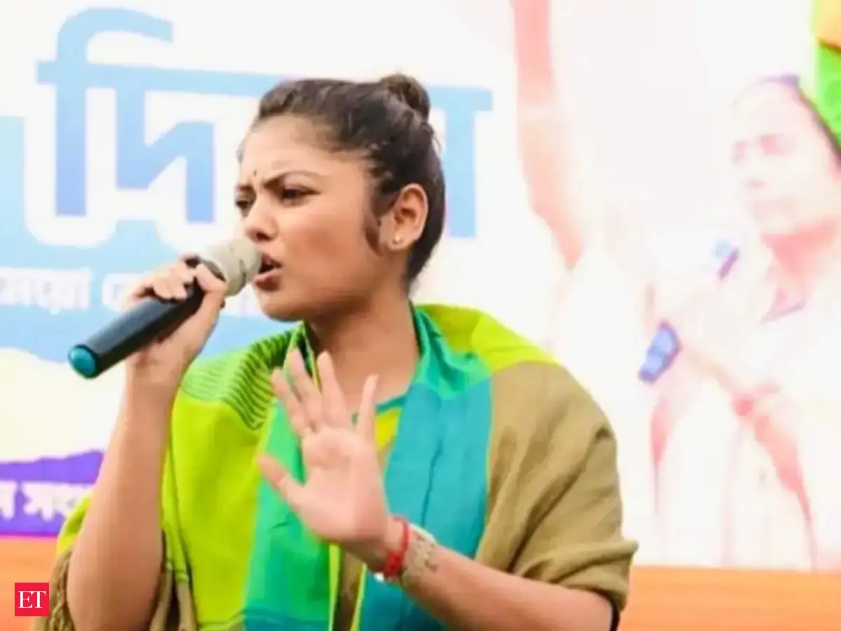 तृणमूल कांग्रेस में बड़ी बगावत: सायोनी घोष और शताब्दी रॉय समेत 19 सांसदों ने लोकसभा अध्यक्ष को सौंपा असहमति पत्र