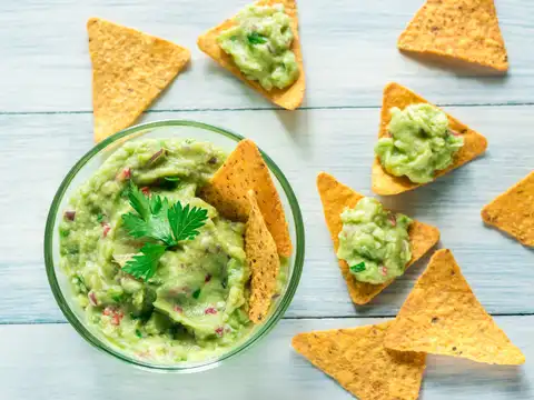 Guacamole bowl and nachos