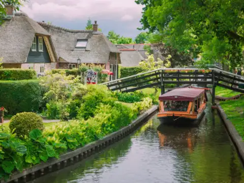 Giethoorn - The Dutch village with no roads