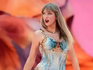 Taylor Swift couldn't put one of these books down. Here are her top 5 recommendations: A classic, a tragedy and a dystopian hit