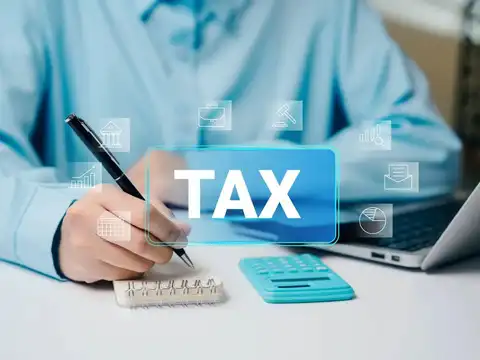 FCNR deposits for US and UK NRIs: What about taxes?
