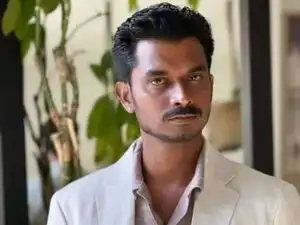 Amitabh Bachchan&rsquo;s co-star once earned just Rs 100 daily, selling cotton. Today Panchayat&rsquo;s Binod is bringing home lakhs. Who is Ashok Pathak?