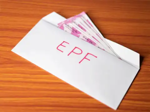 How to access the EPF service history feature on the EPF portal?