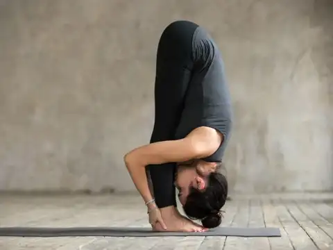  Uttanasana (Standing Forward Bend)