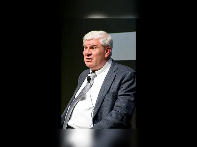 Brown University professor Roberto Serrano exposed a massive AI cheating scandal.