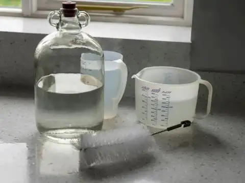  Use Diluted White Vinegar For Hard Water Stains