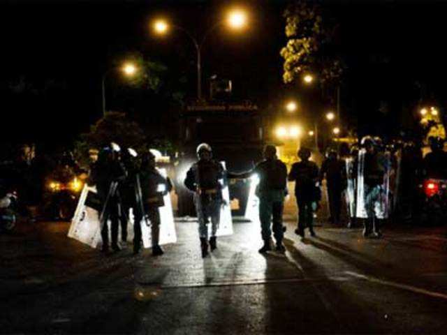 Venezuelan National Guard protect the access to La Planta