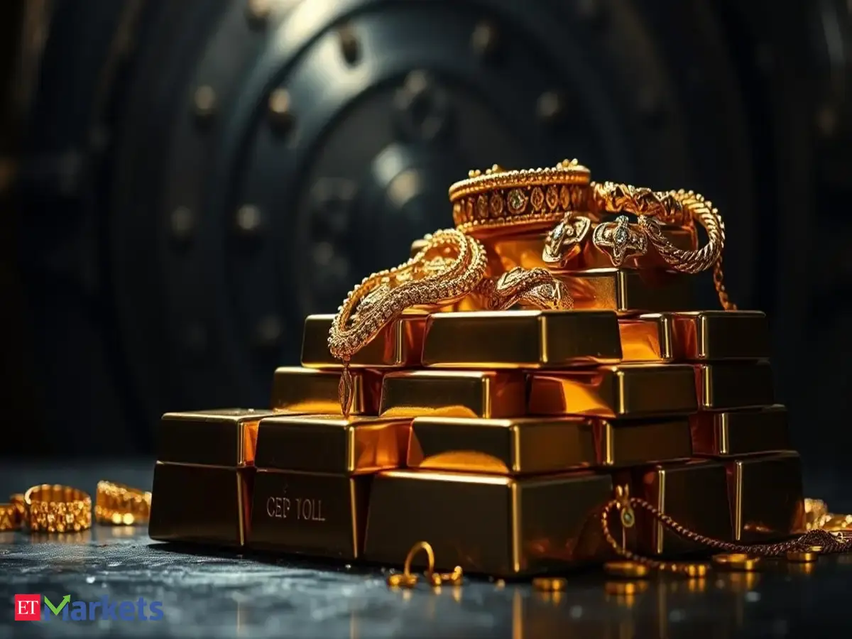 Gold slips as oil prices advance, Fed rate-hike voices grow