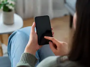 Psychology explains why you keep checking your phone with no notifications and it's not your smartphone that's distracting you