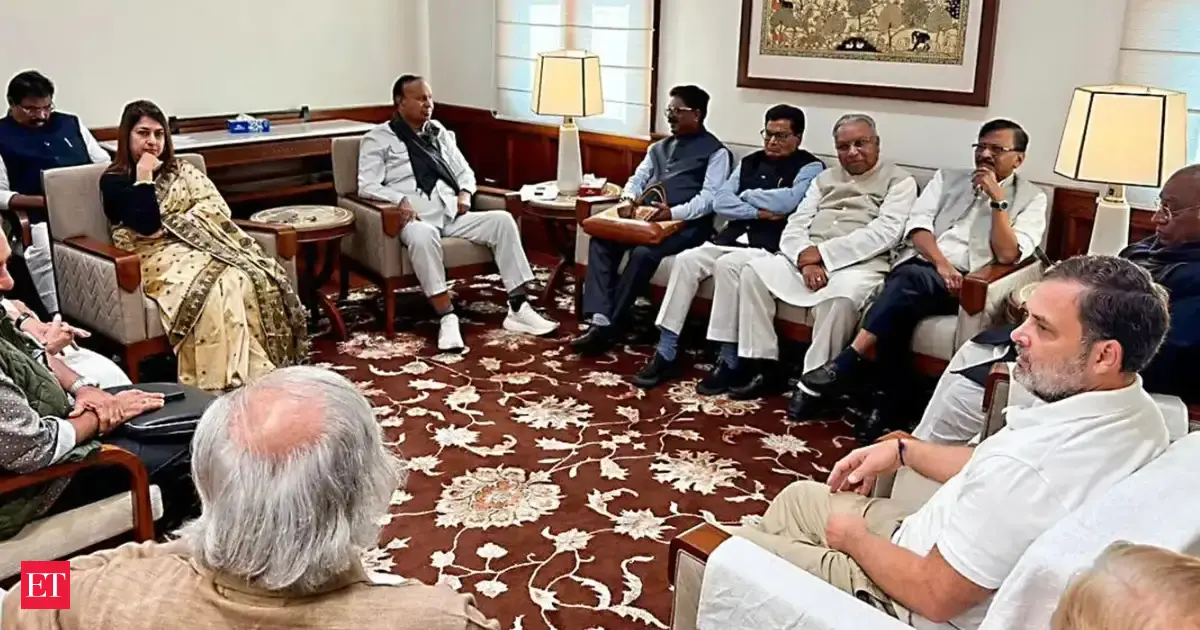 Unity show masks deep Opposition cracks; DMK and AAP skip meet