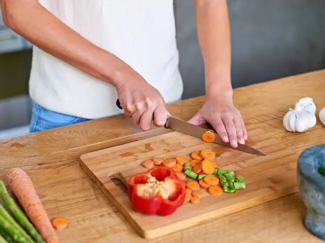 Health experts say this common cutting board habit could increase contamination