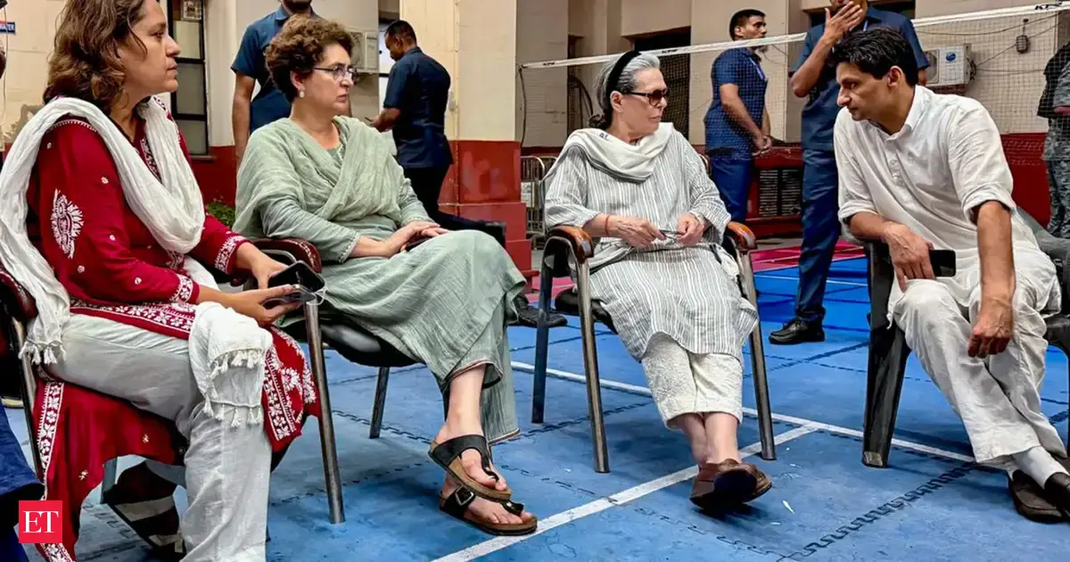 Sonia Gandhi visits police station to visit detained Priyanka