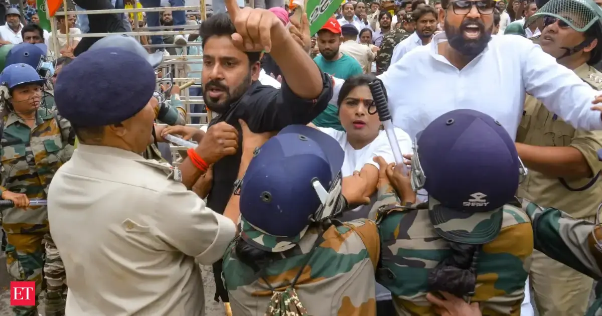 Congress, BJP supporters hurl stones, eggs at each other during protest in Ranchi