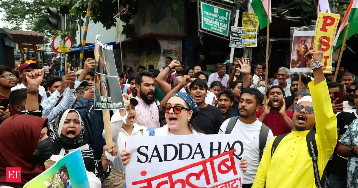 Walking becomes the new commute for Lutyens' Delhi office-goers amid Jantar Mantar protest