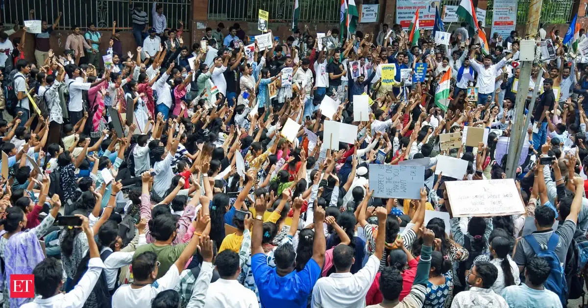 Shiv Sena (UBT) leads massive protest in Mumbai to press for Dharmendra Pradhan's resignation