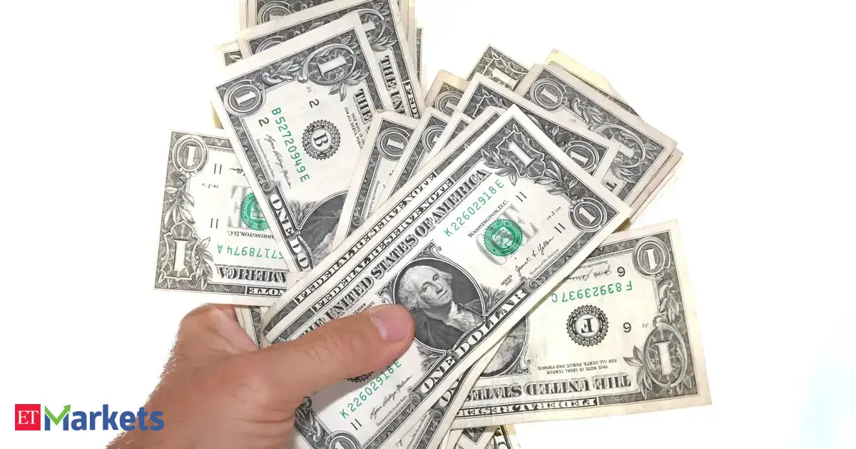 Dollar pulls back as US-Iran attacks pause, oil drops