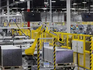 US June capital goods orders climb 0.9%, beats expectations