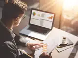 What separates informed investors from the crowd: lessons from the market experts