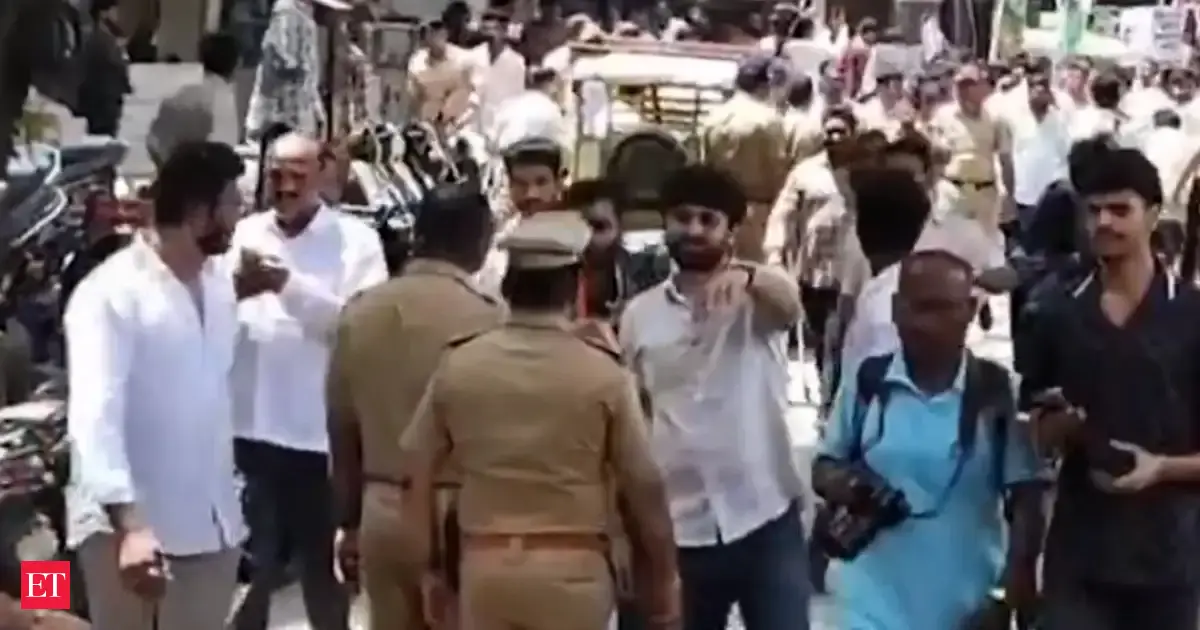 Congress workers protest against ethanol-blended fuel outside Gadkari's Nagpur home; several detained