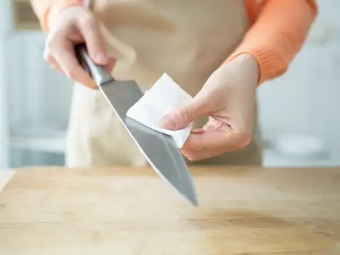 Wipe the blade clean