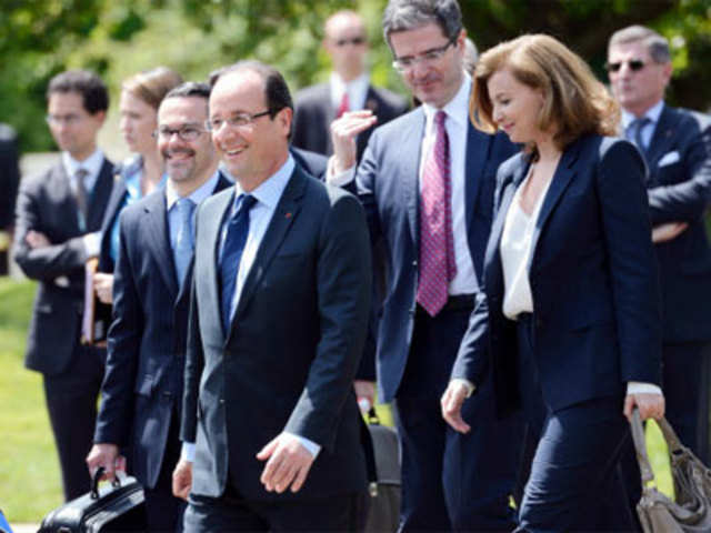 French President Francois Hollande arrive at the French Embassy