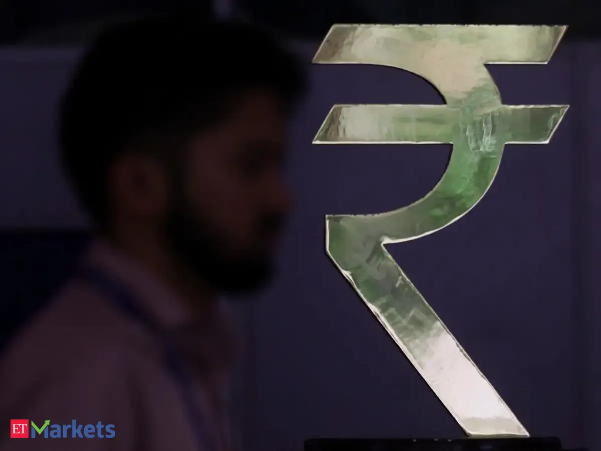 Rupee hits one-month closing high as oil prices slide
