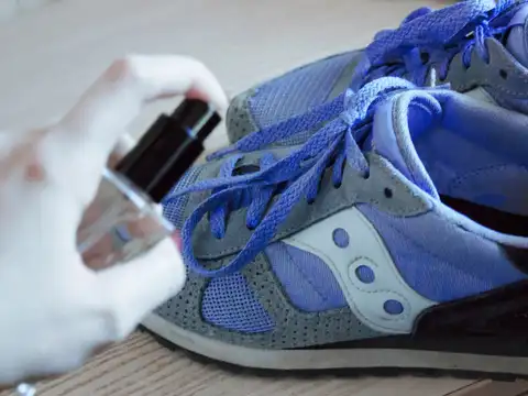 Deodorise smelly shoes with baking soda