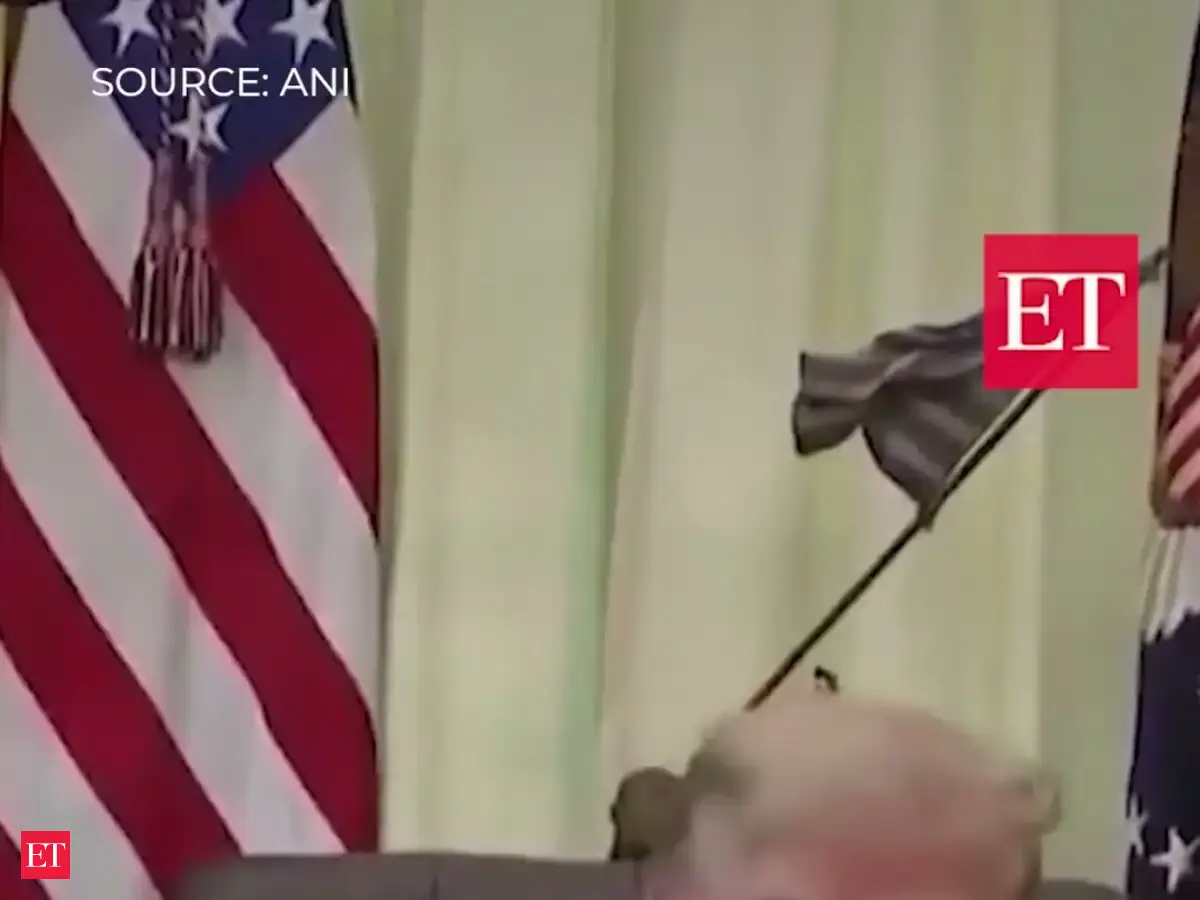 President Trump signs executive orders on "protecting" American citizenship, halting birth tourism