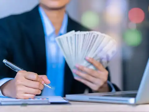 How can NRIs and OCIs invest through GIFT City?