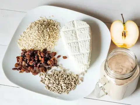 Oatmeal with whey protein and berries